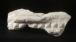 Fragment de frise de pointes de diamants (Saint-Martin-des-Champs, Paris)