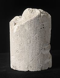 Tronçon de colonnette en délit (cloître de Saint-Martin-des-Champs, Paris)