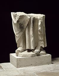 Jean de Chelles (mort en 1258) : partie basse d’une sculpture (Portail du cloître du bras nord du transept, Notre-Dame de Paris)
