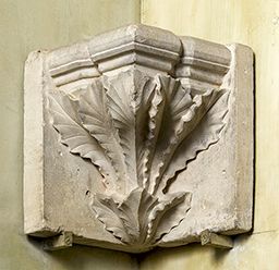 Console à décor de feuilles de châtaigner (Collège de Cluny, Paris)