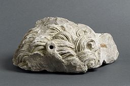 Revers de la tête d’un apôtre (Portail central, Notre-Dame de Paris)