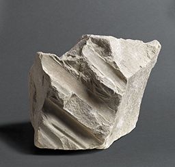 Fragment de draperie (Portail central, Notre-Dame de Paris)