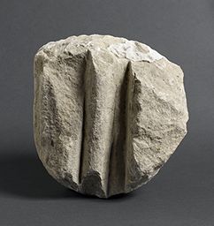 Fragment de drapé (Galerie des rois de la façade occidentale, Notre-Dame de Paris)