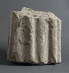 Fragment de drapé (Galerie des rois de la façade occidentale, Notre-Dame de Paris)