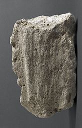 Fragment de torse (Galerie des rois de la façade occidentale, Notre-Dame de Paris)