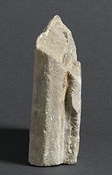 Jean de Chelles (mort en 1258) : fragment de draperie (Portail du cloître du bras nord du transept, Notre-Dame de Paris)