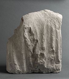 Fragment de torse (Galerie des rois de la façade occidentale, Notre-Dame de Paris)