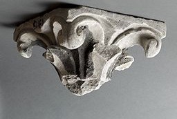 Chapiteau (Galerie des rois de la façade occidentale, France du Nord)