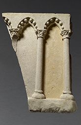 Soubassements du portail Sainte-Anne (Notre-Dame de Paris)