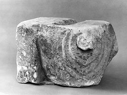 Chapiteau d’angle à décor de masque