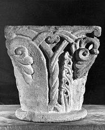 Chapiteau à décor végétal