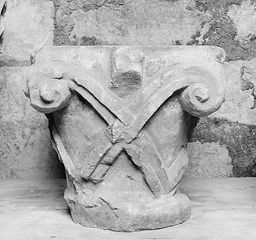 Chapiteau à décor d’arêtes curvilignes