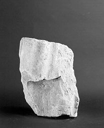 Fragment de drapé (Galerie des rois de la façade occidentale, Notre-Dame de Paris)