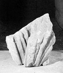 Fragment de drapé (Galerie des rois de la façade occidentale, Notre-Dame de Paris)