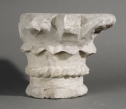 Chapiteau engagé à décor végétal