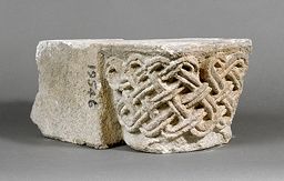 Chapiteau engagé à décor d’entrelacs