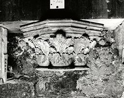 Chapiteau triple (église de la commanderie de Saint-Jean-de-Latran, Paris)