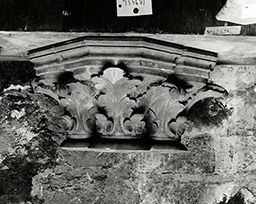 Chapiteau triple (église de la commanderie de Saint-Jean-de-Latran, Paris)