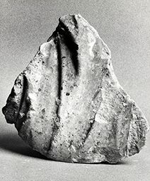 Fragment d’épaule (Portail central, Notre-Dame de Paris)