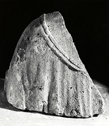 Fragment de torse (Galerie des rois de la façade occidentale, Notre-Dame de Paris)