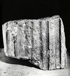 Fragment de drapé (Galerie des rois de la façade occidentale, Notre-Dame de Paris)