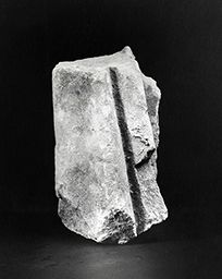 Fragment de drapé (Galerie des rois de la façade occidentale, Notre-Dame de Paris)