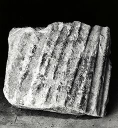 Fragment de drapé (Galerie des rois de la façade occidentale, Notre-Dame de Paris)