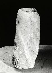 Fragment de drapé (Galerie des rois de la façade occidentale, Notre-Dame de Paris)