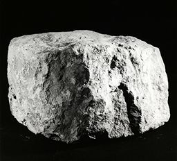 Fragment de drapé (Galerie des rois de la façade occidentale, Notre-Dame de Paris)