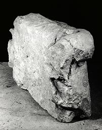 Jean de Chelles (mort en 1258) : fragment d’avant-bras (Portail du cloître du bras nord du transept, Notre-Dame de Paris)